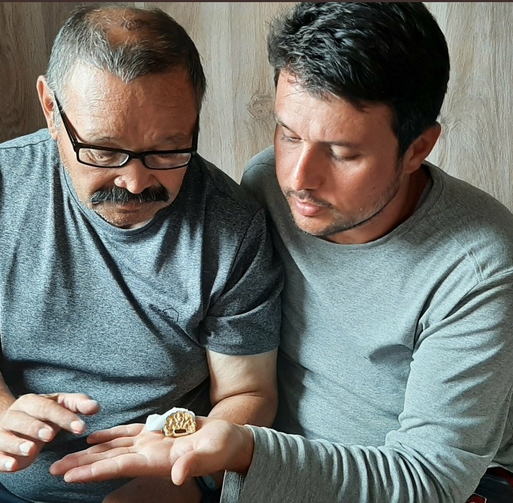 Prof. Dr. Zainolla Samashev ile Dr. Serhan Çınar, kemer tokasını inceliyor.